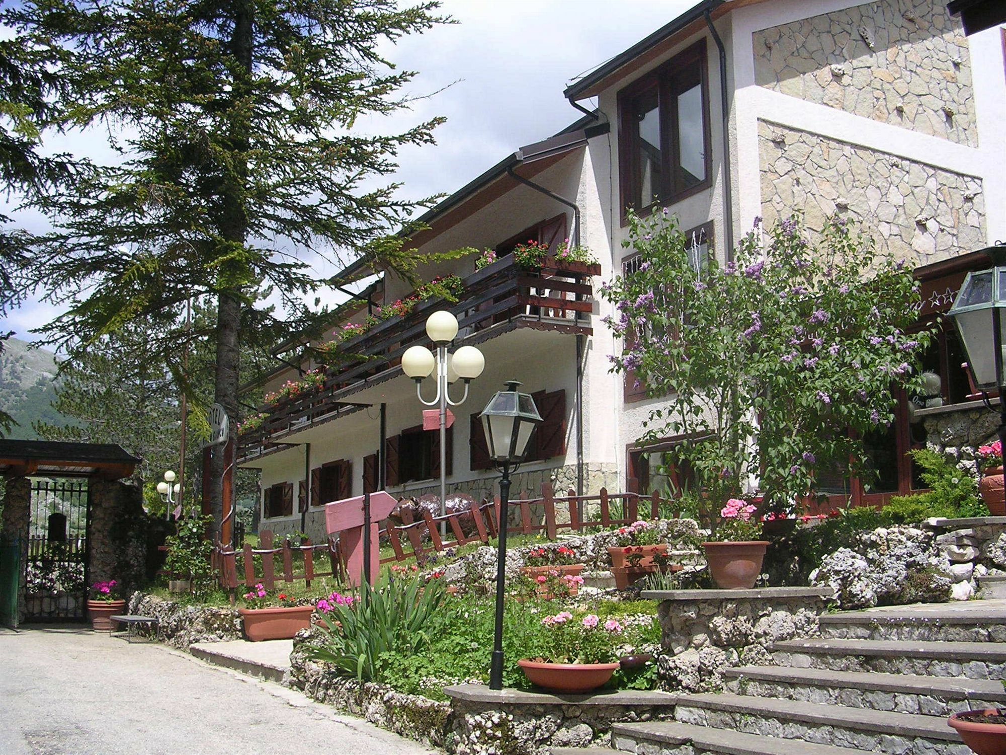 Hotel Orso Bianco Пескасероли Екстериор снимка